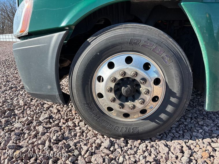 image for item YA2294 2017 Freightliner Cascadia 125 semi truck