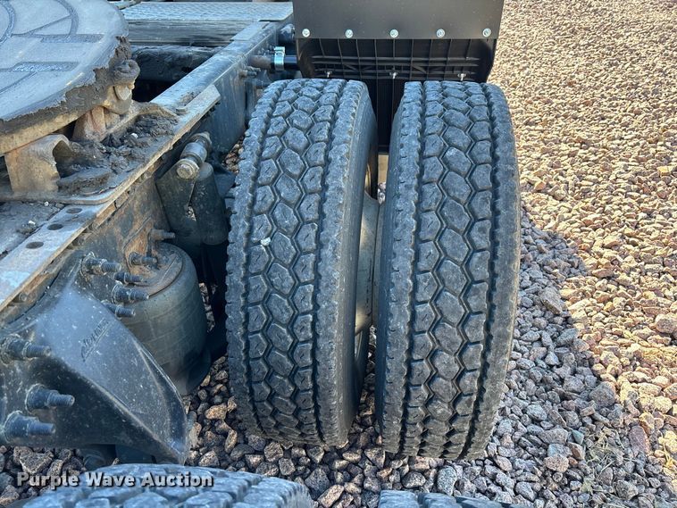 image for item YA2294 2017 Freightliner Cascadia 125 semi truck