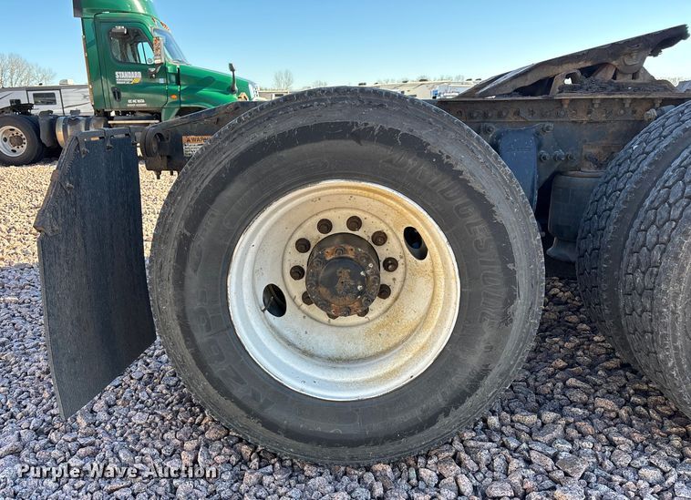 image for item YA2294 2017 Freightliner Cascadia 125 semi truck