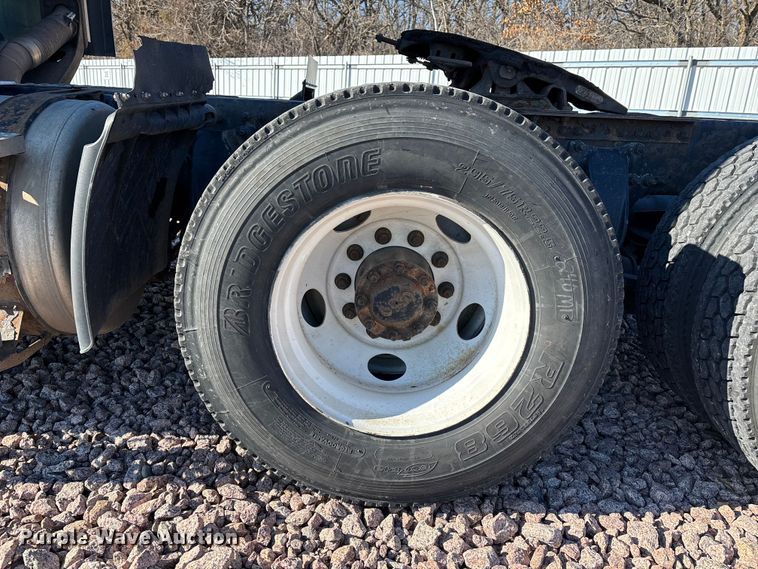 image for item YA2294 2017 Freightliner Cascadia 125 semi truck