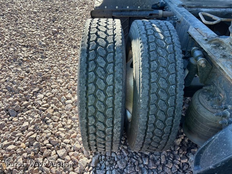 image for item YA2294 2017 Freightliner Cascadia 125 semi truck