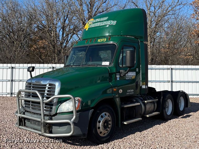 image for item YA2295 2017 Freightliner Cascadia 125 semi truck