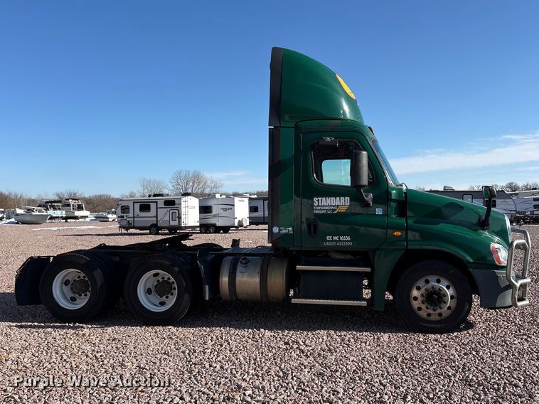 image for item YA2295 2017 Freightliner Cascadia 125 semi truck