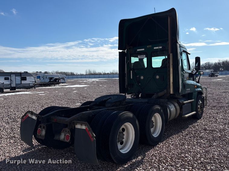 image for item YA2295 2017 Freightliner Cascadia 125 semi truck