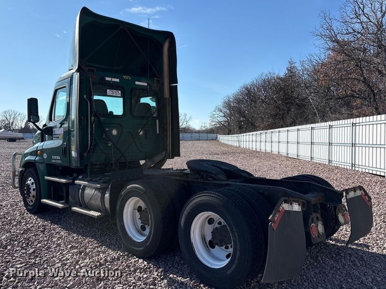 image for item YA2295 2017 Freightliner Cascadia 125 semi truck