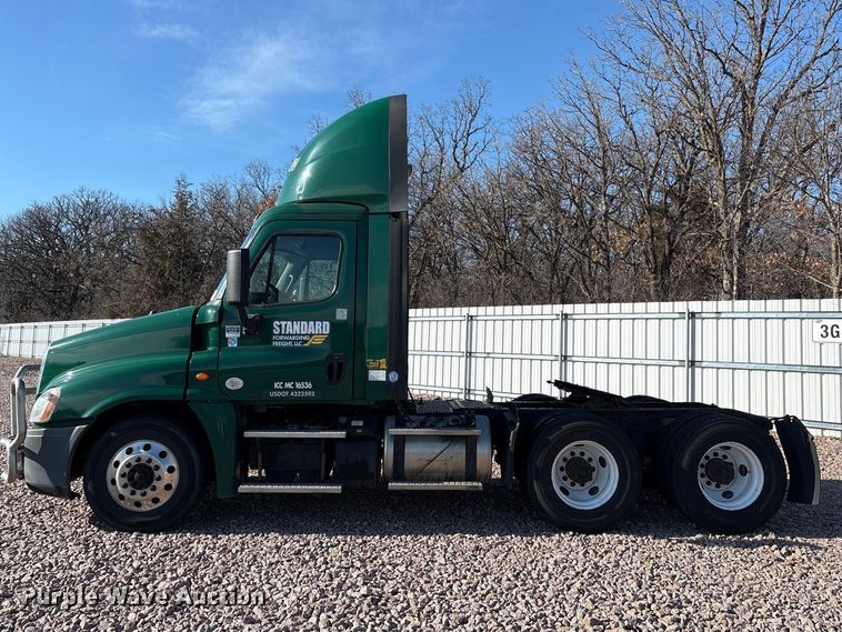 image for item YA2295 2017 Freightliner Cascadia 125 semi truck