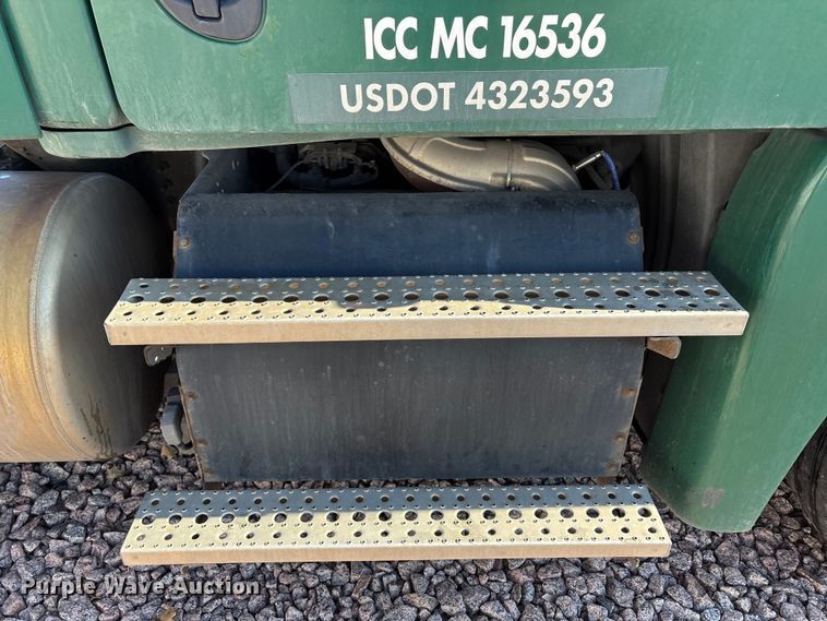 image for item YA2295 2017 Freightliner Cascadia 125 semi truck