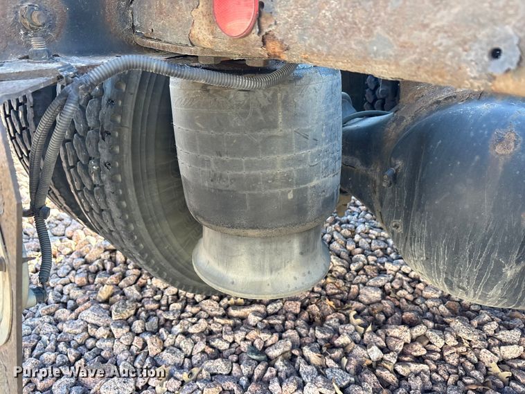 image for item YA2295 2017 Freightliner Cascadia 125 semi truck