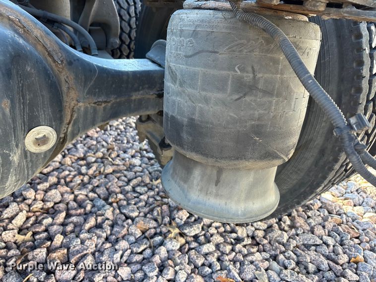 image for item YA2295 2017 Freightliner Cascadia 125 semi truck