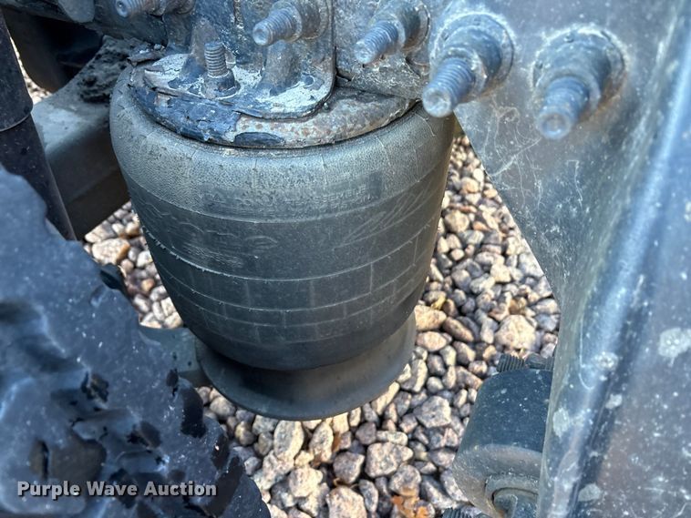 image for item YA2295 2017 Freightliner Cascadia 125 semi truck