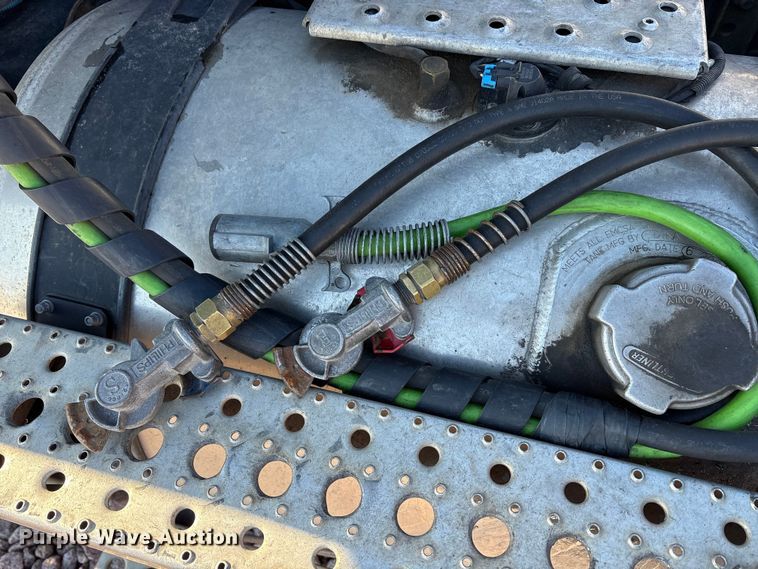 image for item YA2295 2017 Freightliner Cascadia 125 semi truck