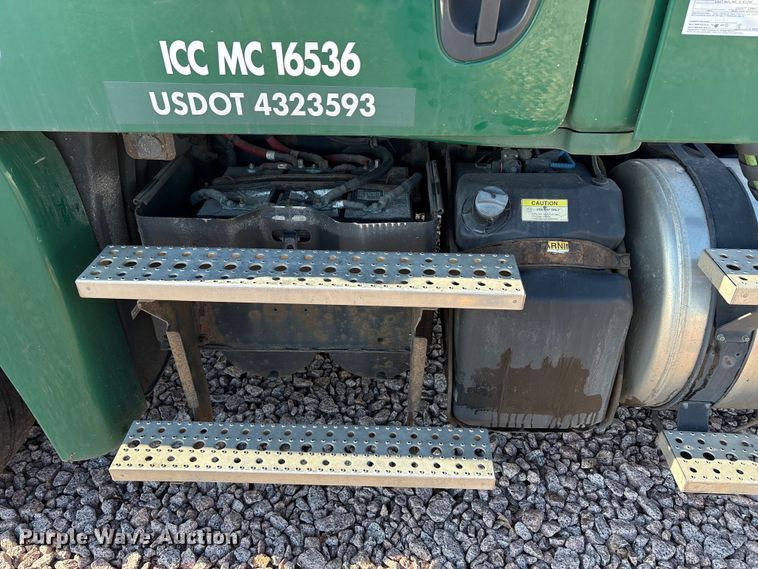 image for item YA2295 2017 Freightliner Cascadia 125 semi truck