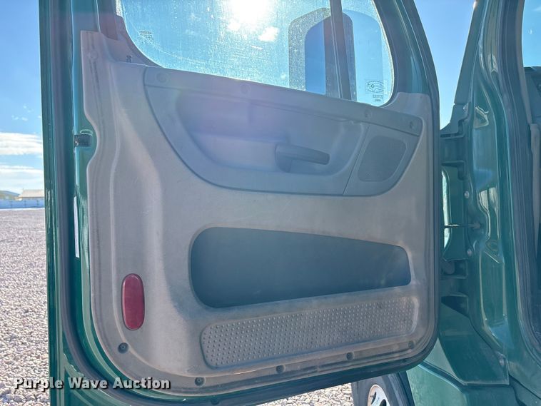 image for item YA2295 2017 Freightliner Cascadia 125 semi truck