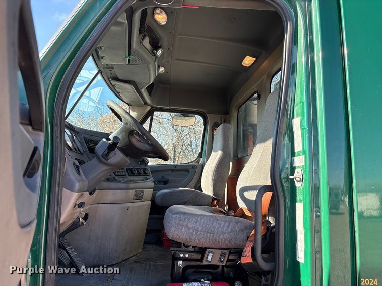 image for item YA2295 2017 Freightliner Cascadia 125 semi truck