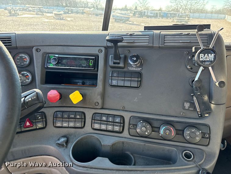 image for item YA2295 2017 Freightliner Cascadia 125 semi truck