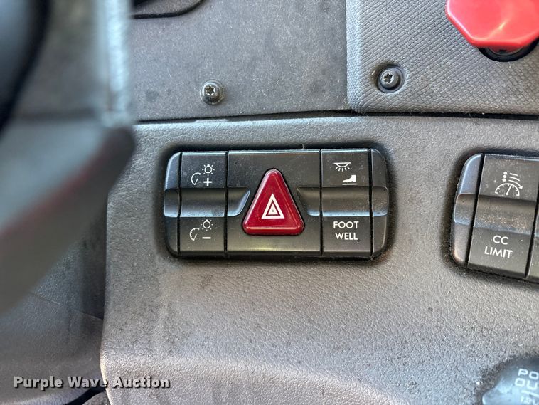 image for item YA2295 2017 Freightliner Cascadia 125 semi truck