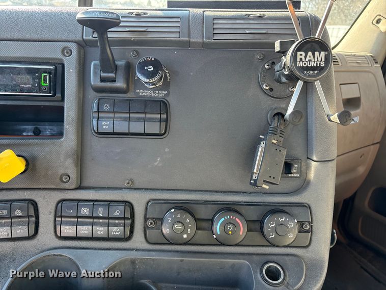 image for item YA2295 2017 Freightliner Cascadia 125 semi truck