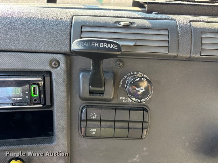 image for item YA2295 2017 Freightliner Cascadia 125 semi truck