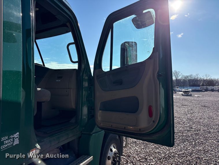 image for item YA2295 2017 Freightliner Cascadia 125 semi truck