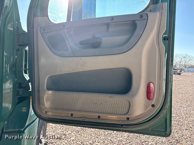 image for item YA2295 2017 Freightliner Cascadia 125 semi truck