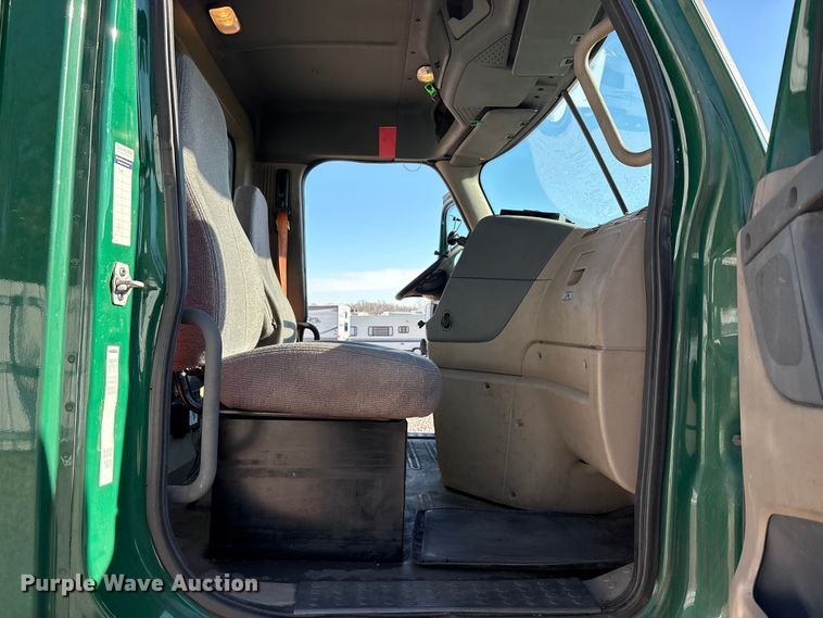 image for item YA2295 2017 Freightliner Cascadia 125 semi truck