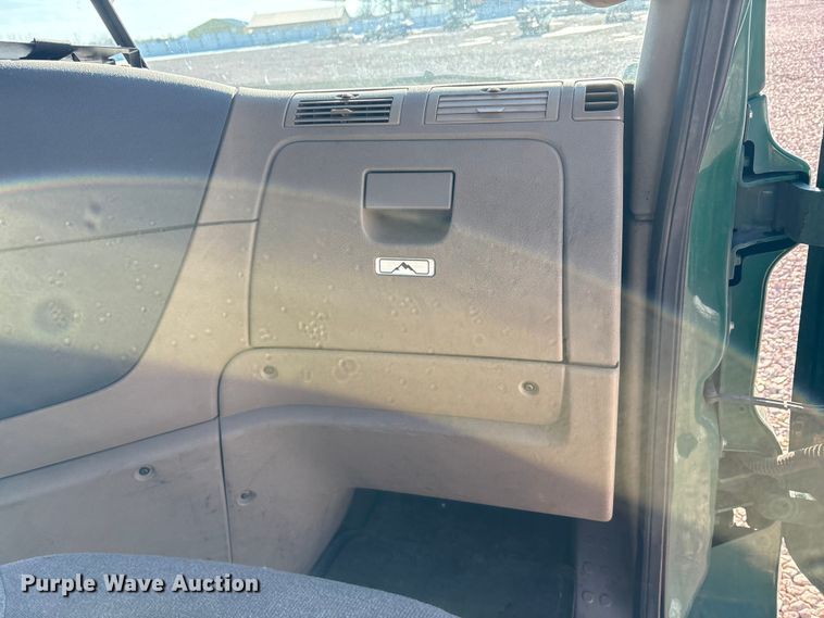 image for item YA2295 2017 Freightliner Cascadia 125 semi truck