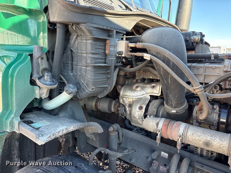 image for item YA2295 2017 Freightliner Cascadia 125 semi truck