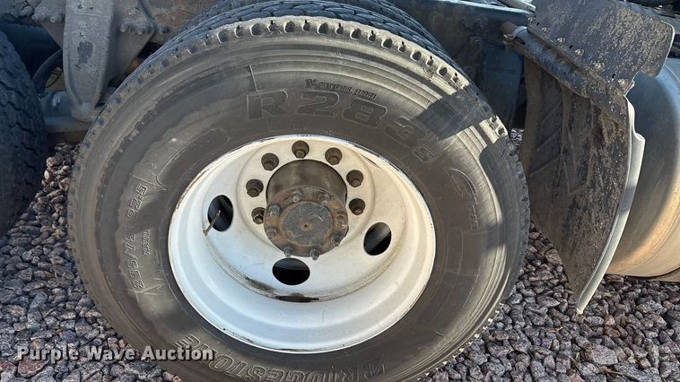 image for item YA2295 2017 Freightliner Cascadia 125 semi truck