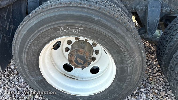 image for item YA2295 2017 Freightliner Cascadia 125 semi truck