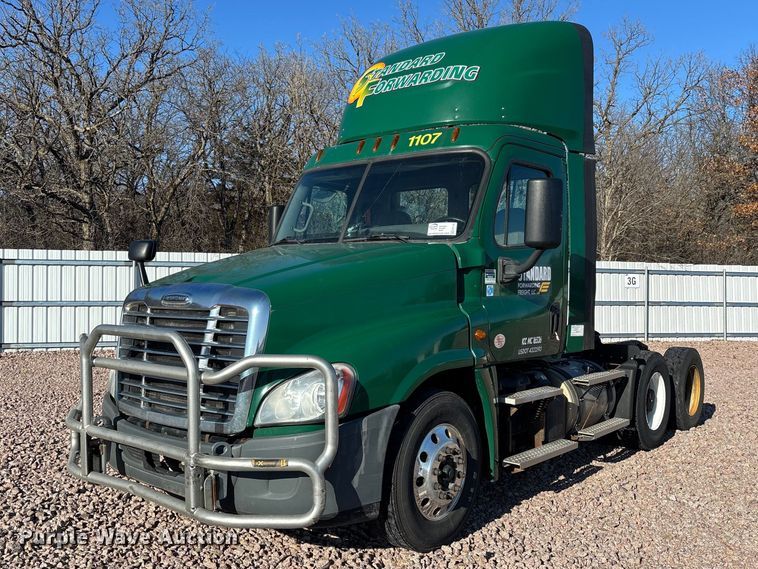 image for item YA2296 2017 Freightliner Cascadia 125 semi truck