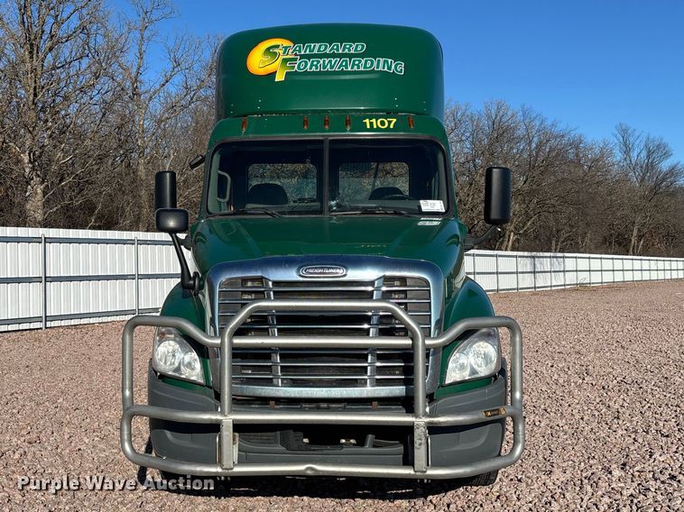 image for item YA2296 2017 Freightliner Cascadia 125 semi truck