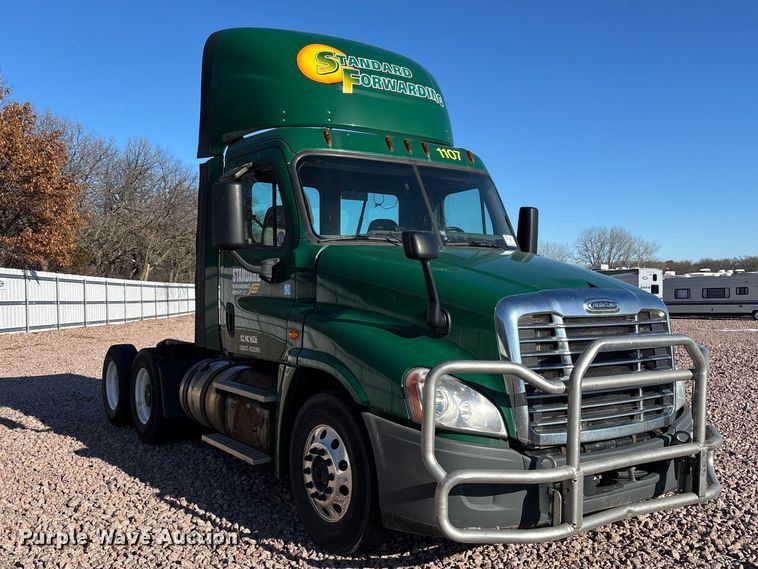 image for item YA2296 2017 Freightliner Cascadia 125 semi truck