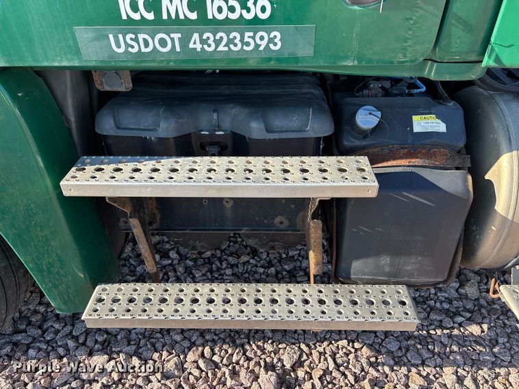 image for item YA2296 2017 Freightliner Cascadia 125 semi truck