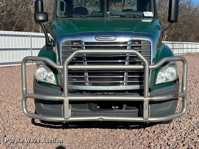 image for item YA2296 2017 Freightliner Cascadia 125 semi truck