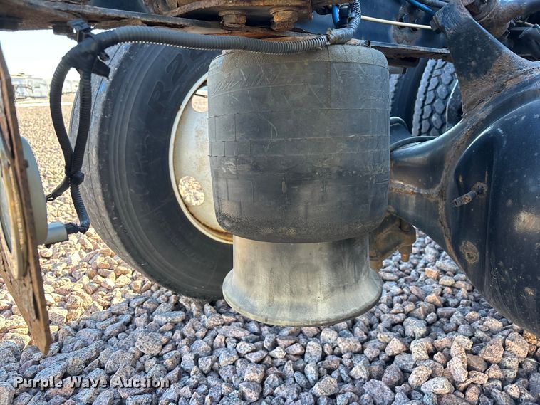 image for item YA2296 2017 Freightliner Cascadia 125 semi truck