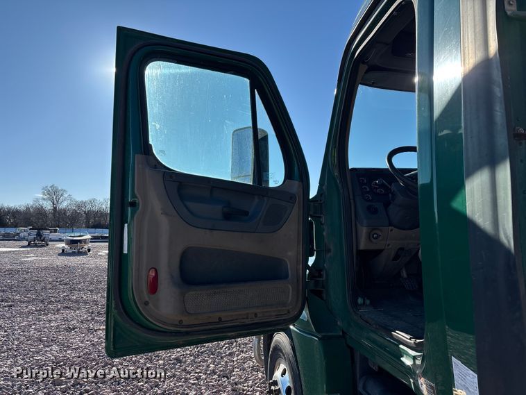 image for item YA2296 2017 Freightliner Cascadia 125 semi truck