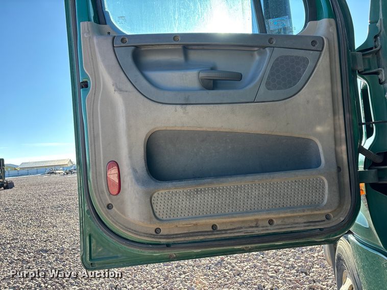 image for item YA2296 2017 Freightliner Cascadia 125 semi truck