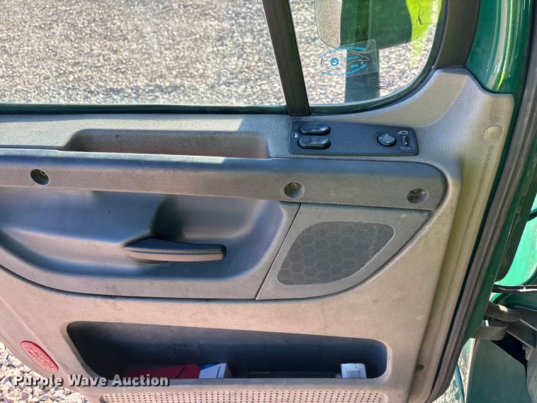 image for item YA2296 2017 Freightliner Cascadia 125 semi truck