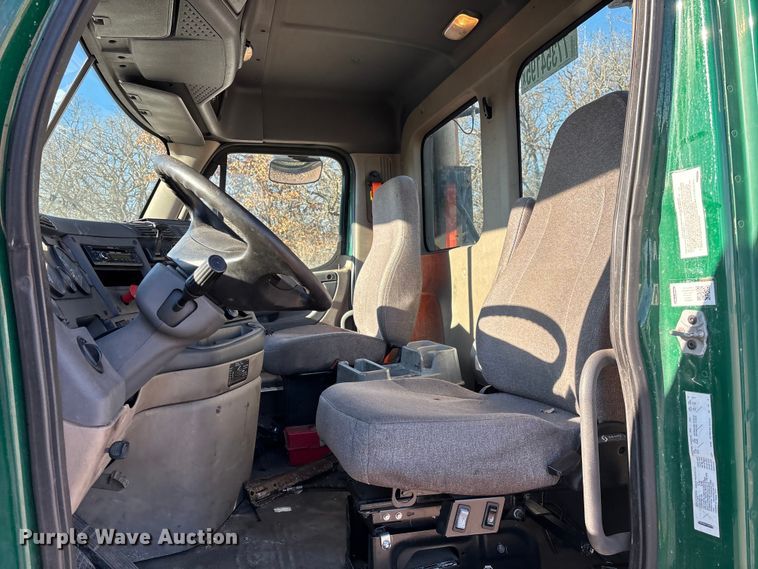 image for item YA2296 2017 Freightliner Cascadia 125 semi truck