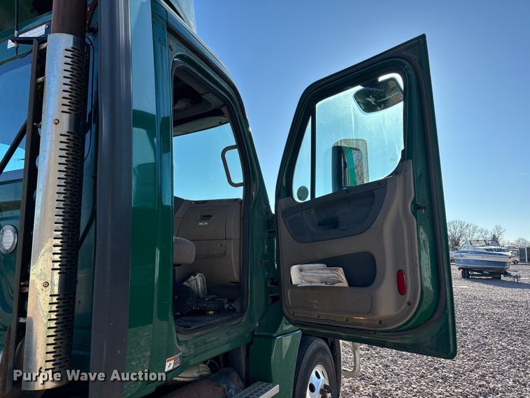 image for item YA2296 2017 Freightliner Cascadia 125 semi truck