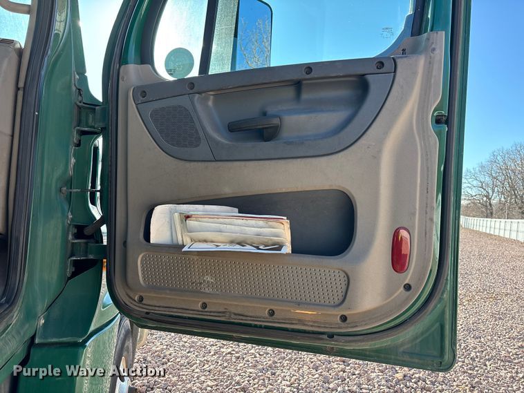 image for item YA2296 2017 Freightliner Cascadia 125 semi truck