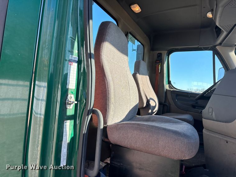 image for item YA2296 2017 Freightliner Cascadia 125 semi truck