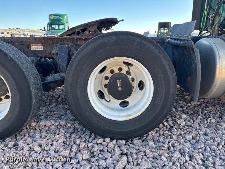 image for item YA2296 2017 Freightliner Cascadia 125 semi truck