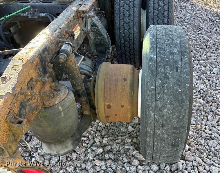 image for item YA2296 2017 Freightliner Cascadia 125 semi truck