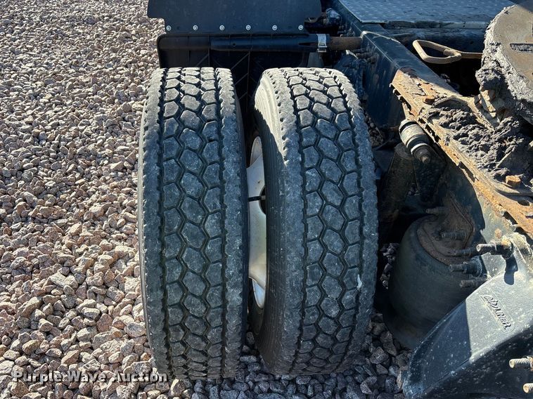 image for item YA2296 2017 Freightliner Cascadia 125 semi truck