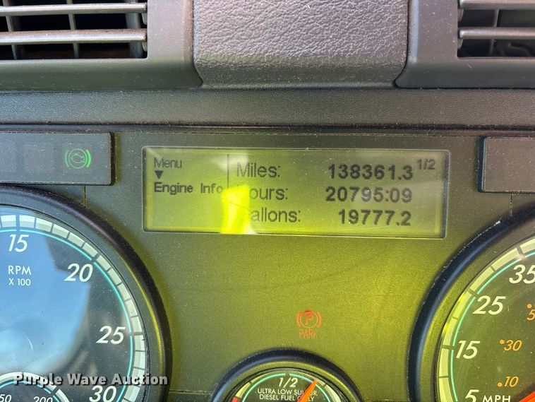 image for item YA2296 2017 Freightliner Cascadia 125 semi truck