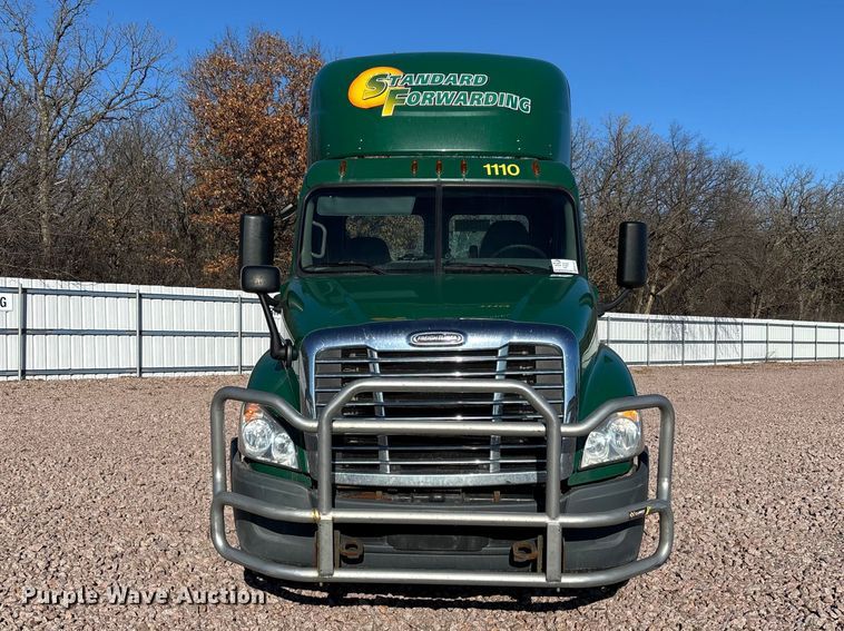 image for item YA2297 2017 Freightliner Cascadia 125 semi truck