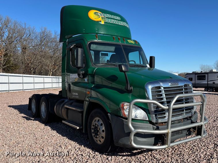 image for item YA2297 2017 Freightliner Cascadia 125 semi truck