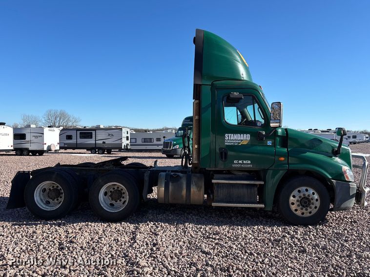 image for item YA2297 2017 Freightliner Cascadia 125 semi truck