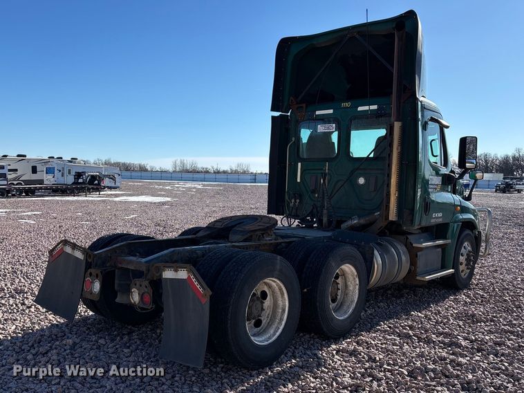 image for item YA2297 2017 Freightliner Cascadia 125 semi truck